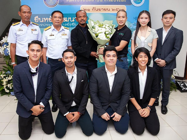 โล่เกียรติยศ สถาบันเกษตรกรดีเด่นแห่งชาติ